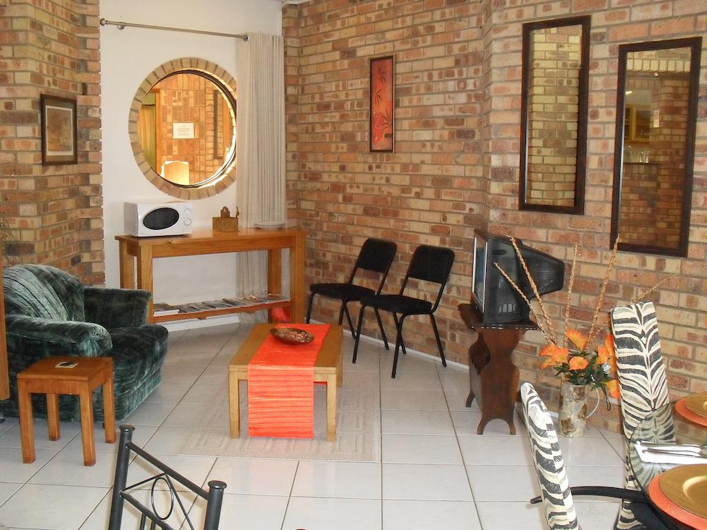 8 Royal Palm B&B Умхланга Экстерьер фото