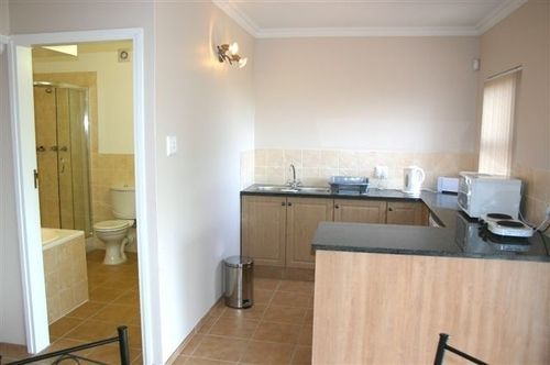 8 Royal Palm B&B Умхланга Экстерьер фото
