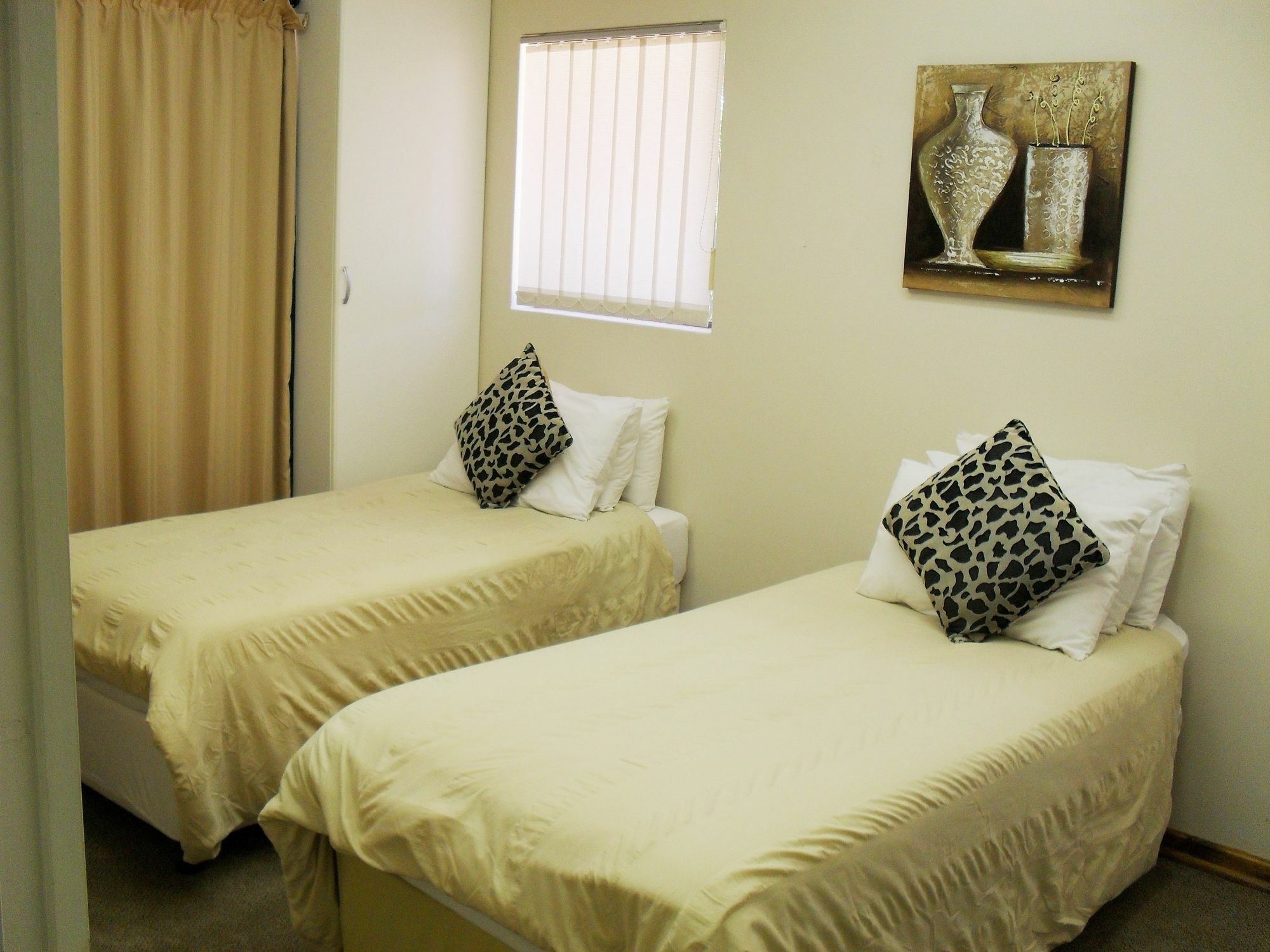 8 Royal Palm B&B Умхланга Экстерьер фото
