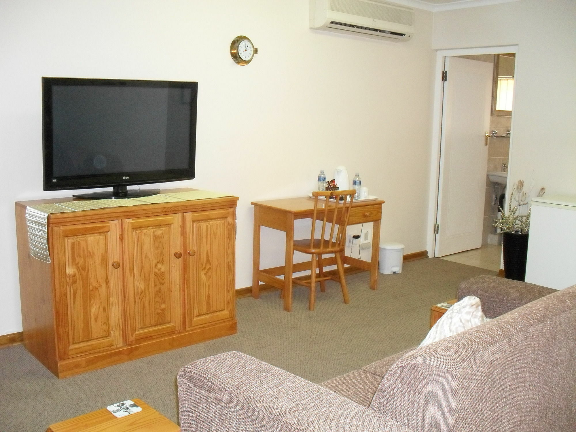 8 Royal Palm B&B Умхланга Экстерьер фото